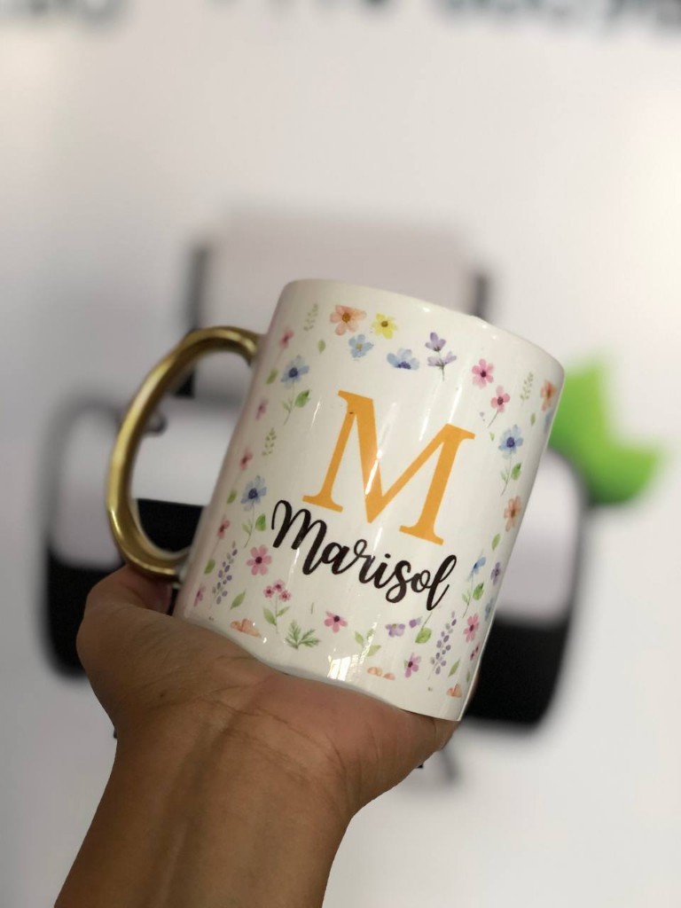 TAZA CON ASA Y FONDO DORADA PERSONALIZADA