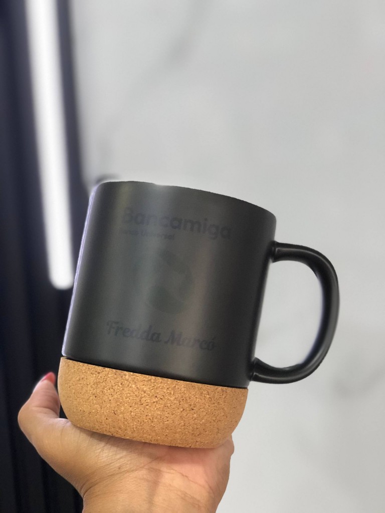 TAZA MÁGICA CON BASE DE CORCHO Y TAPA