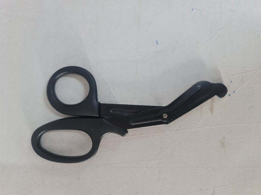 Tijera negra de corte pesado pequeña titanio