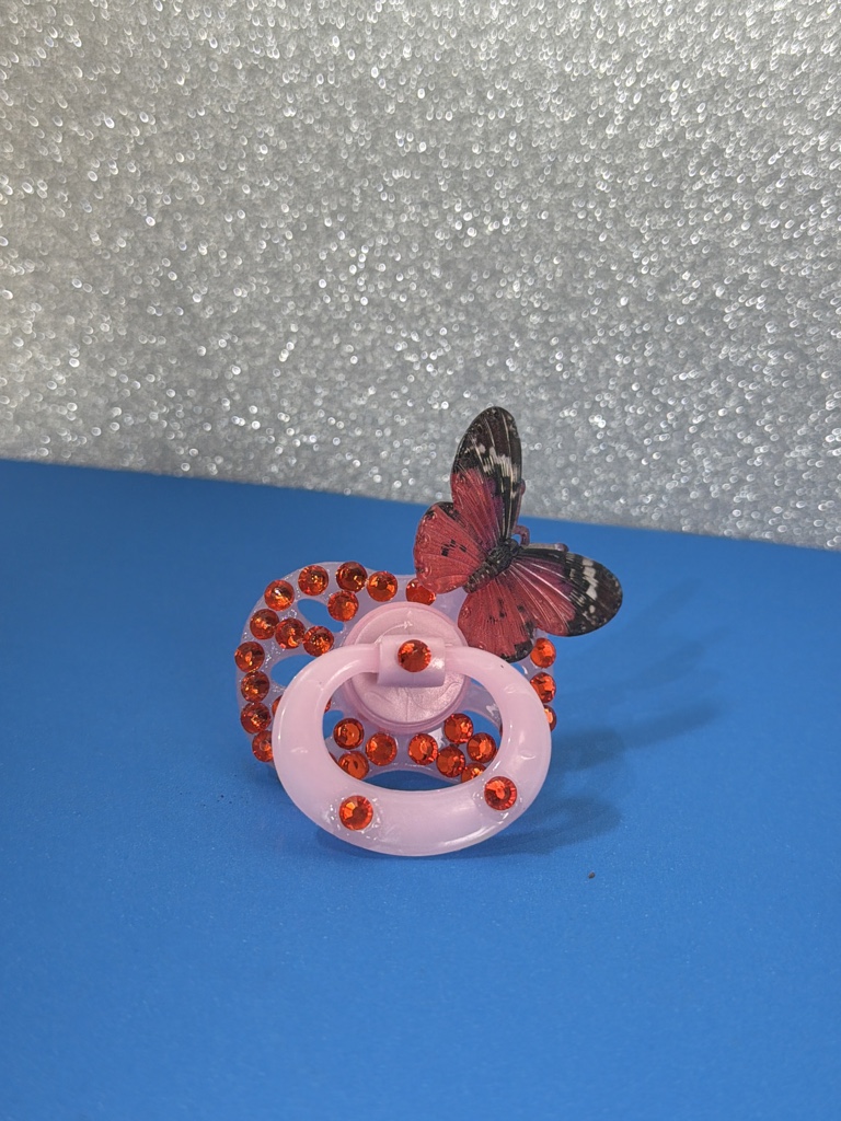 Chupeta rosa com borboleta