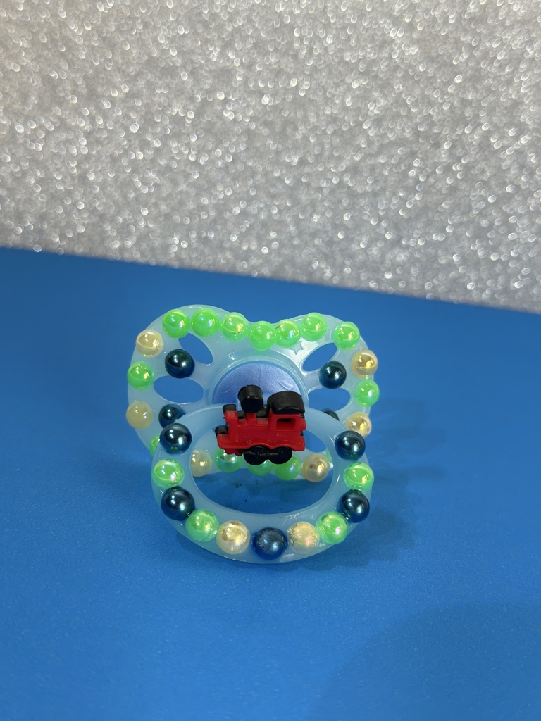 Chupeta azul decorada carrinho