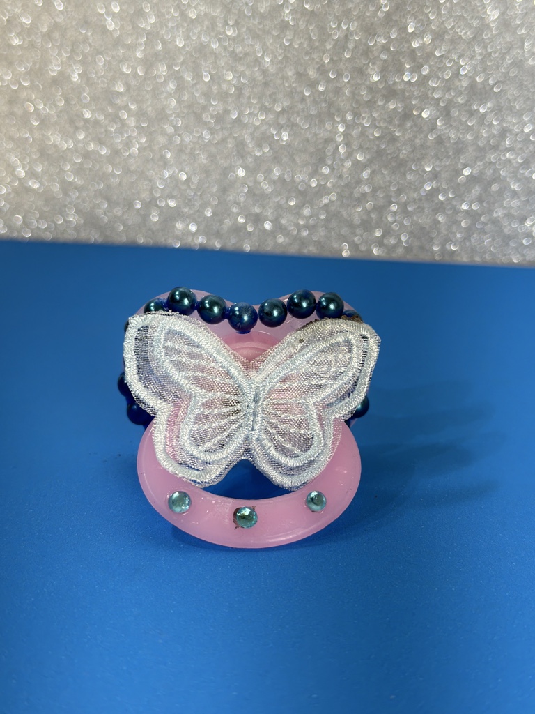 Chupeta rosa borboleta com miçangas