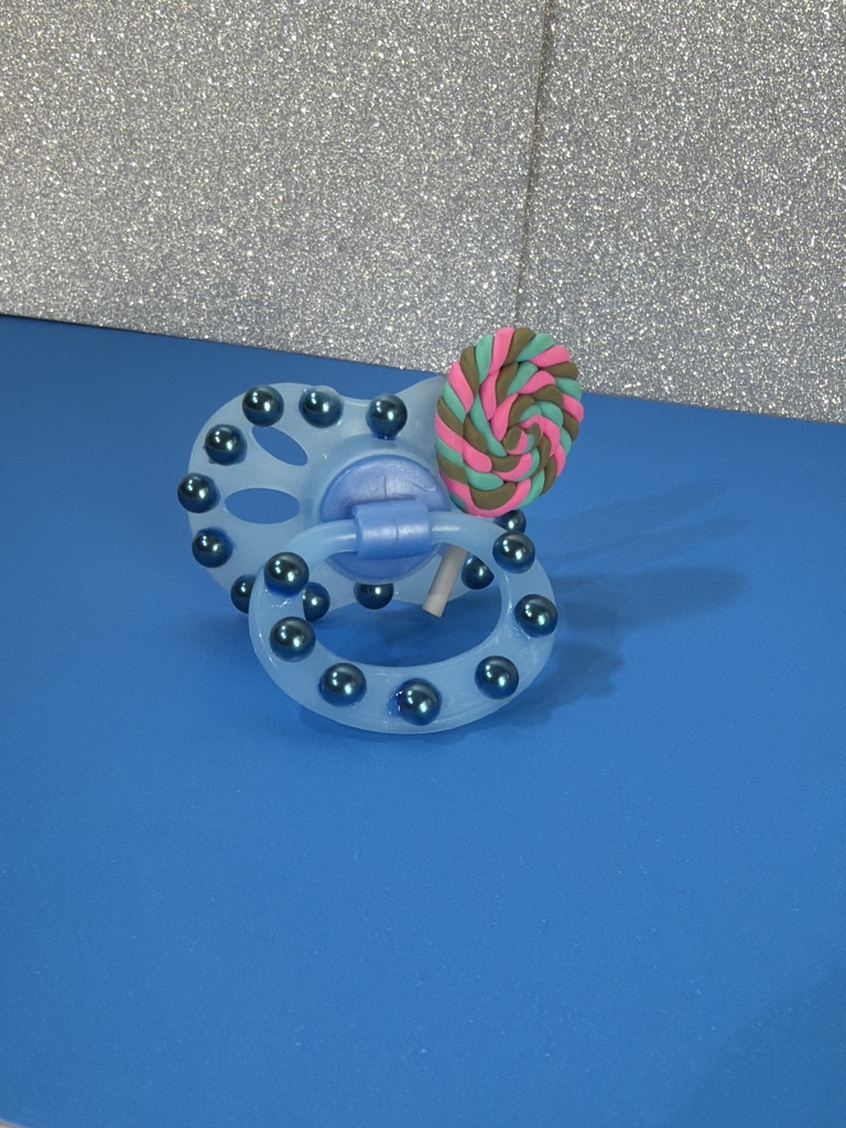 Chupeta azul com miçangas e doce