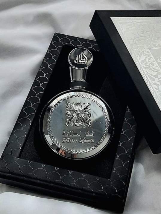 Lattafa perfume negro y plateado