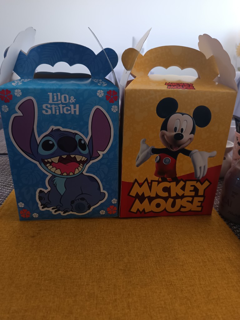 Caja rellena de golosinas +1 taza y globos día del niño