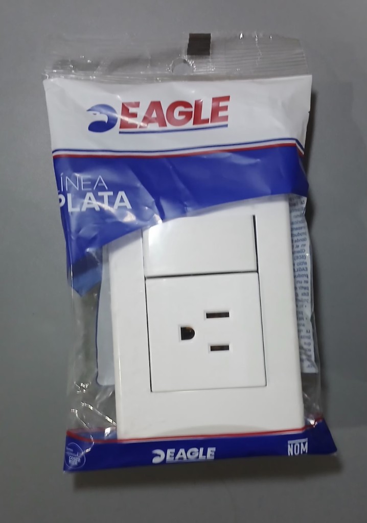 INTERUCTOR CON TOMA INTEGRADO BLANCO LINEA PLATA