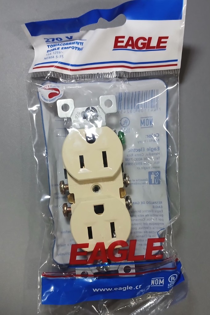 TOMA HEMBRA POLARIZADO BEIGE EAGLE 15 AMP
