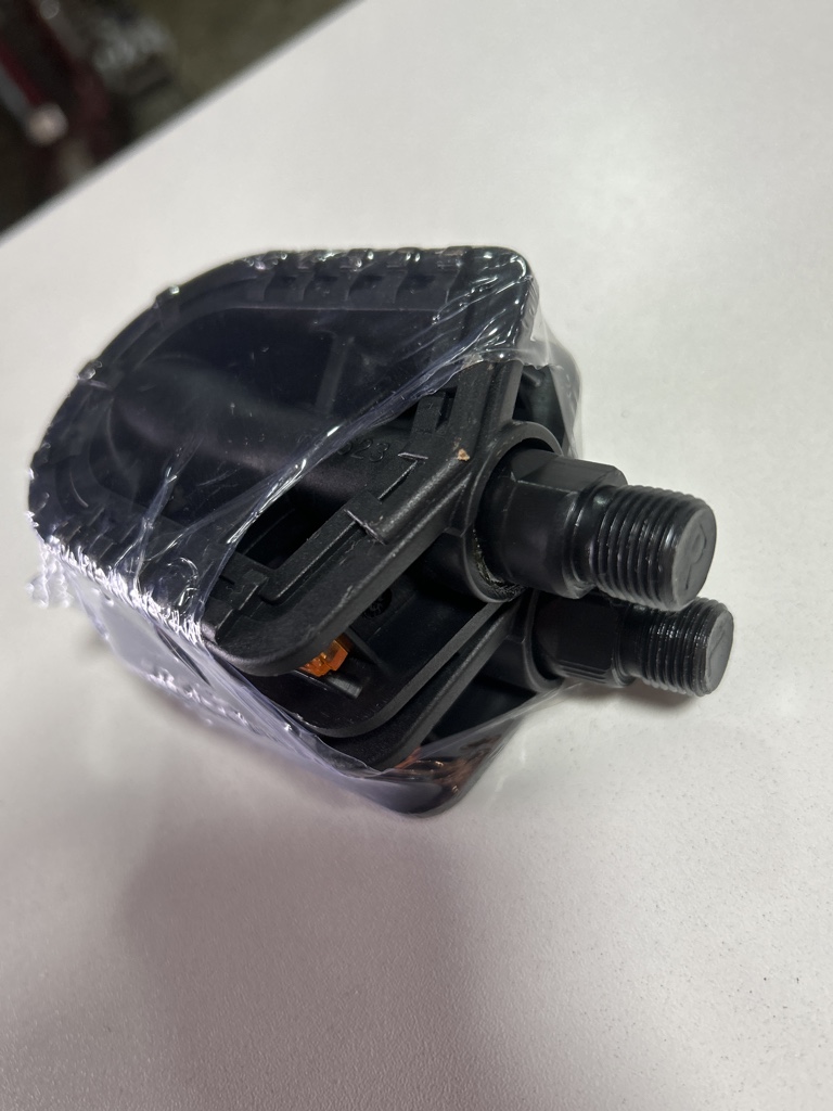 PEDAL PLASTICO NEGRO R/G CHCR 1260