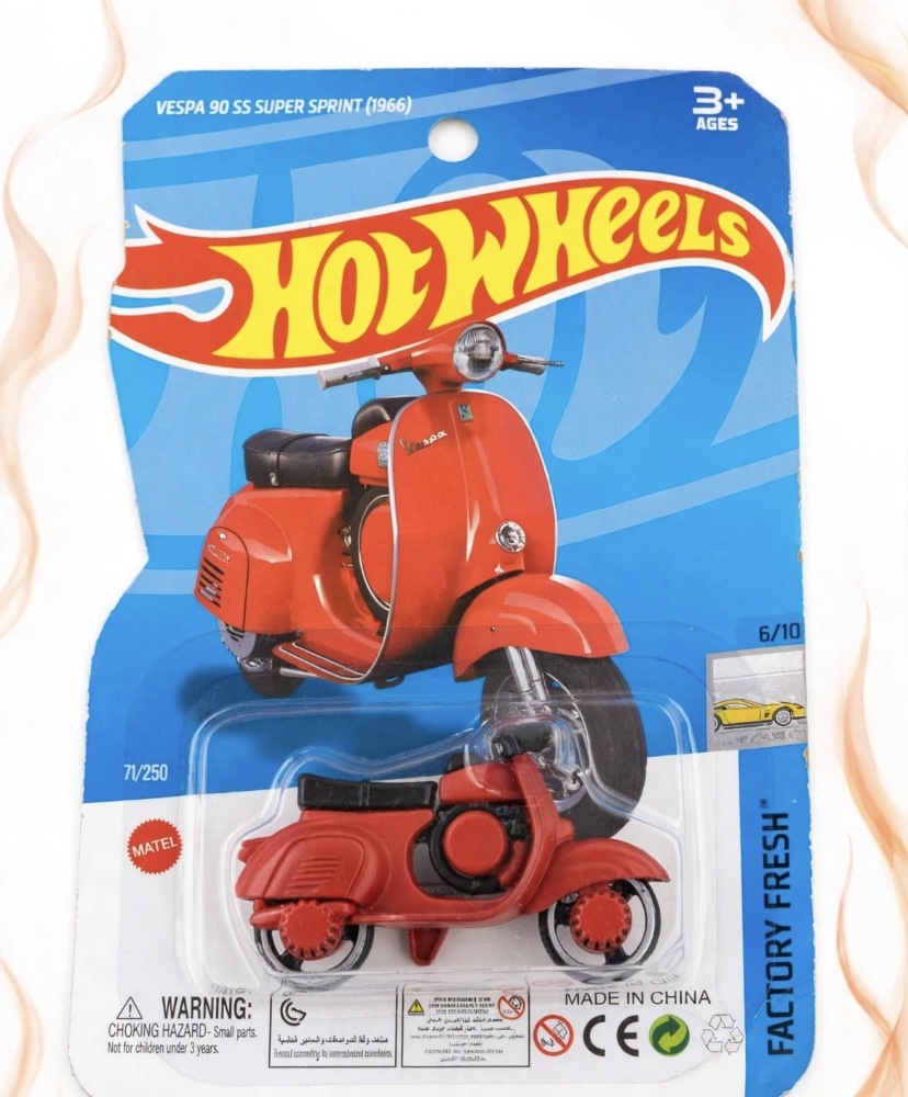 Hot Wheels Vespa roja