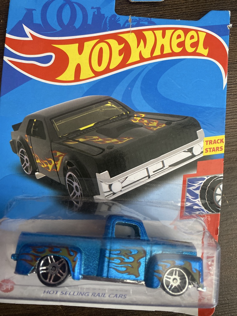 HotWheel camioneta azul con llamas