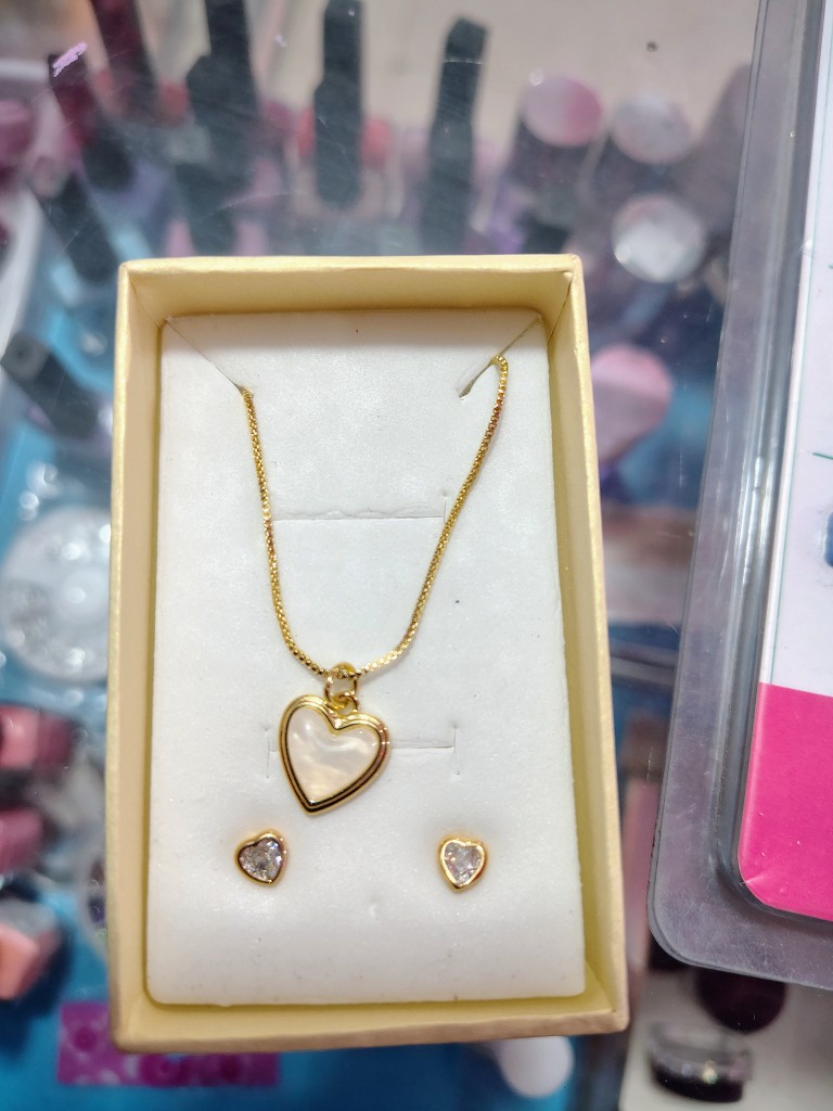 Juego de  corazón y aretes