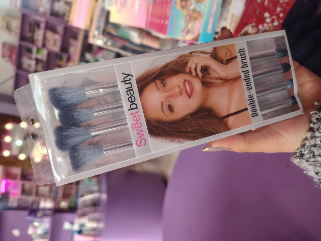 Brochas de ojos gris