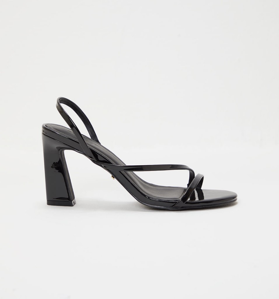 Sandalias negras tacón alto.