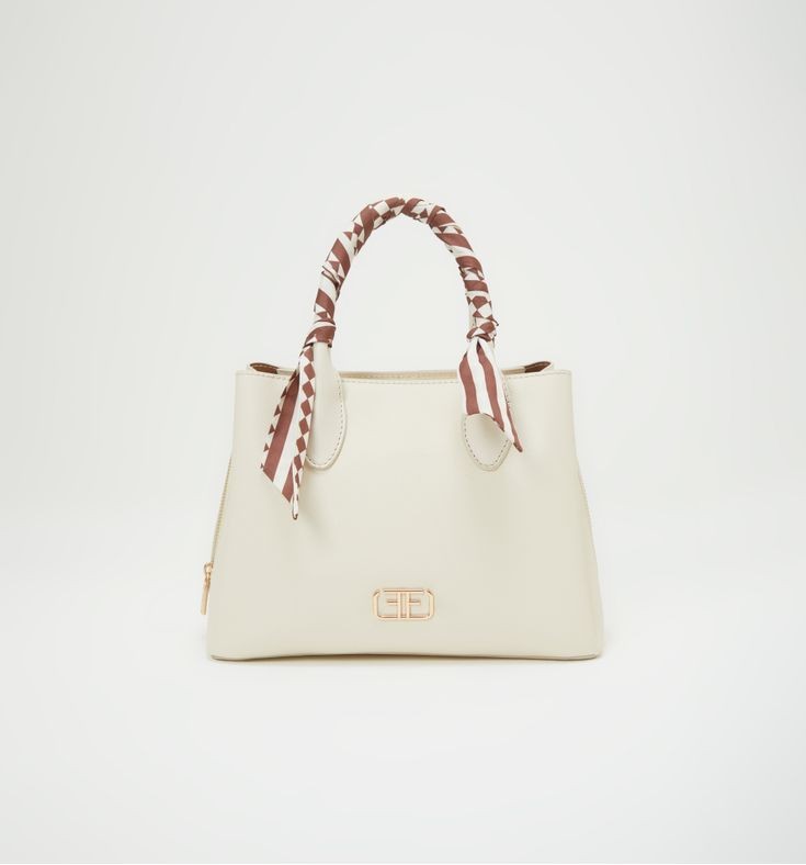Bolso blanco con pañuelo