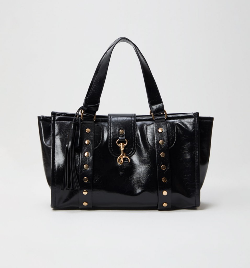 Bolso negro con taches