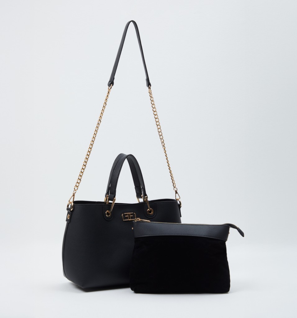 Bolso negro con cadena