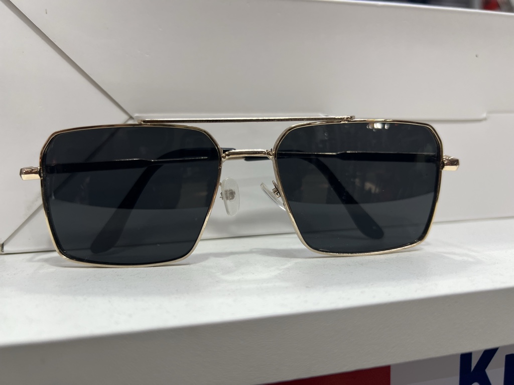 Lentes negros marco dorado cuadrado