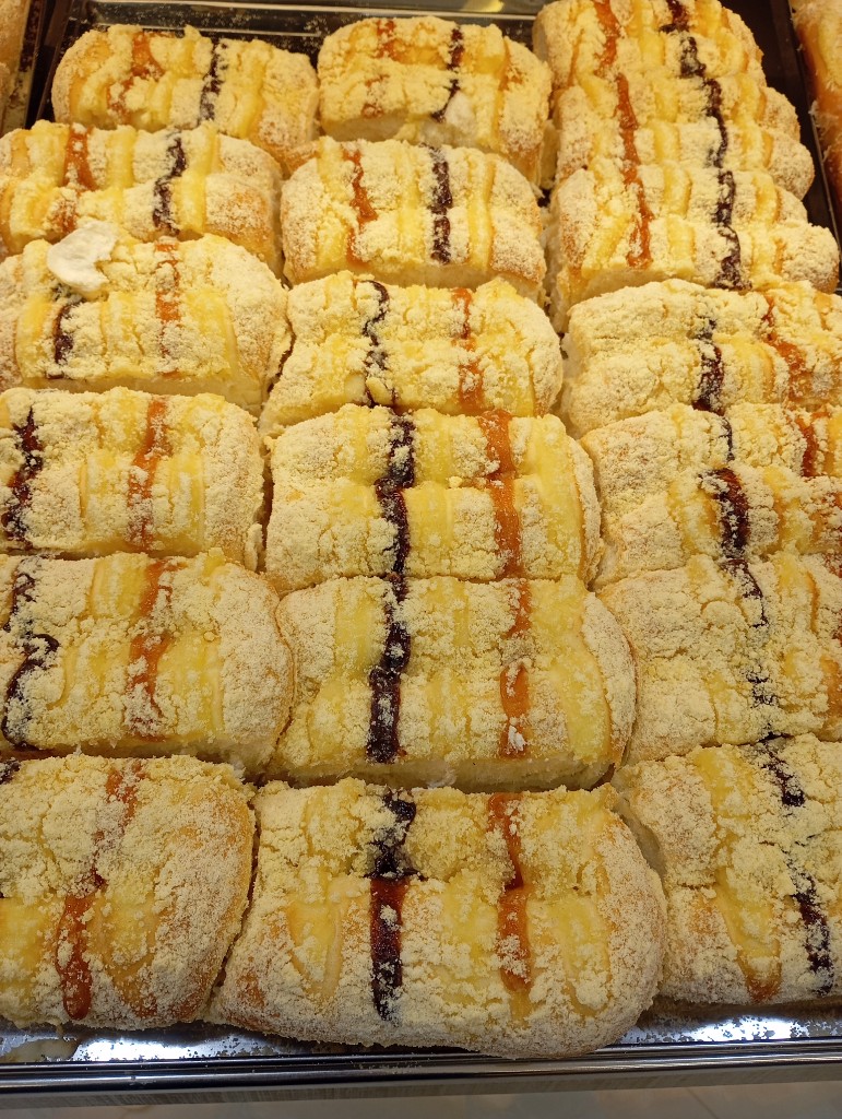 Pão doce confeitado chocolate