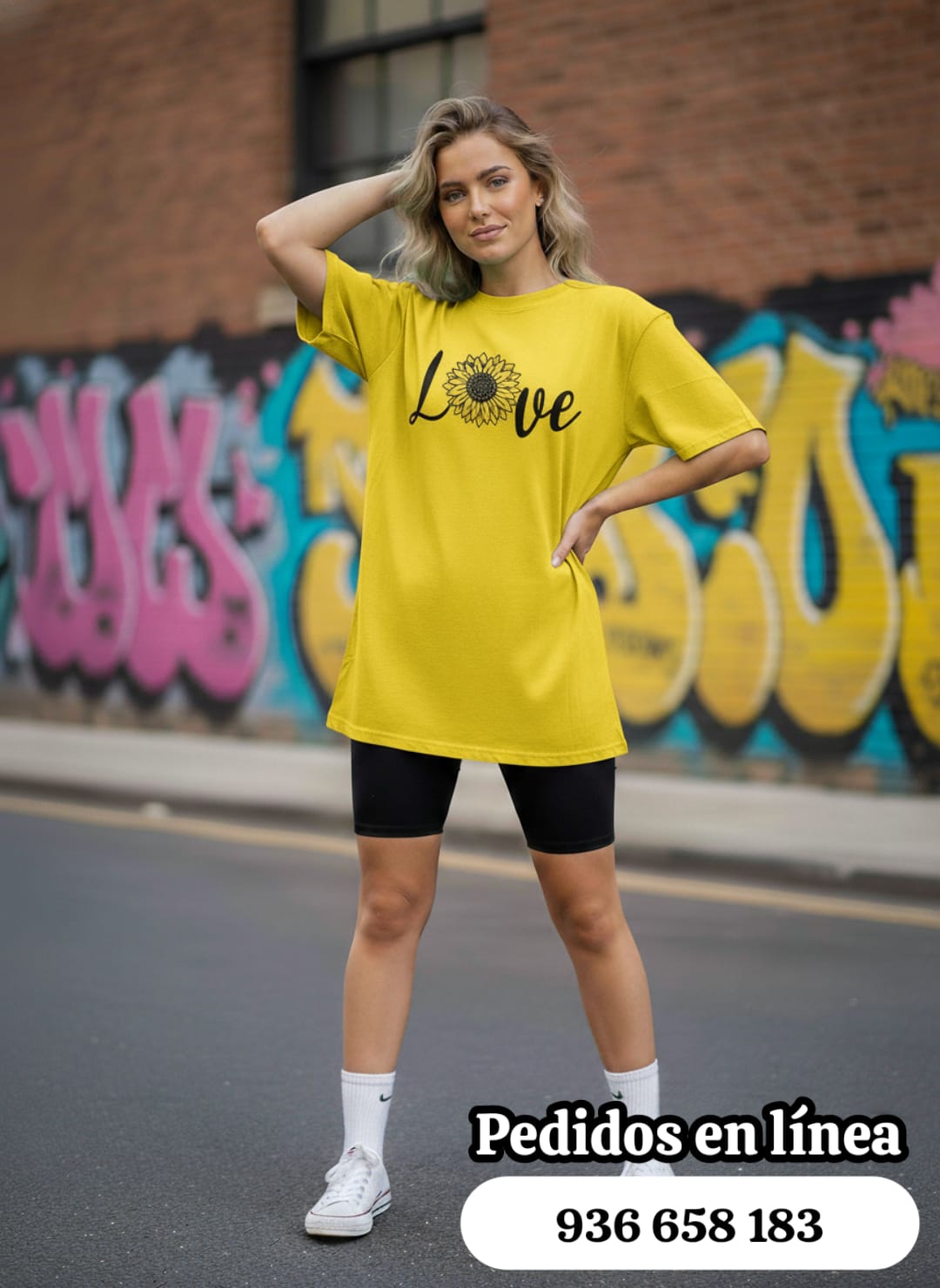 Camiseta amarilla oversize con estampado Love