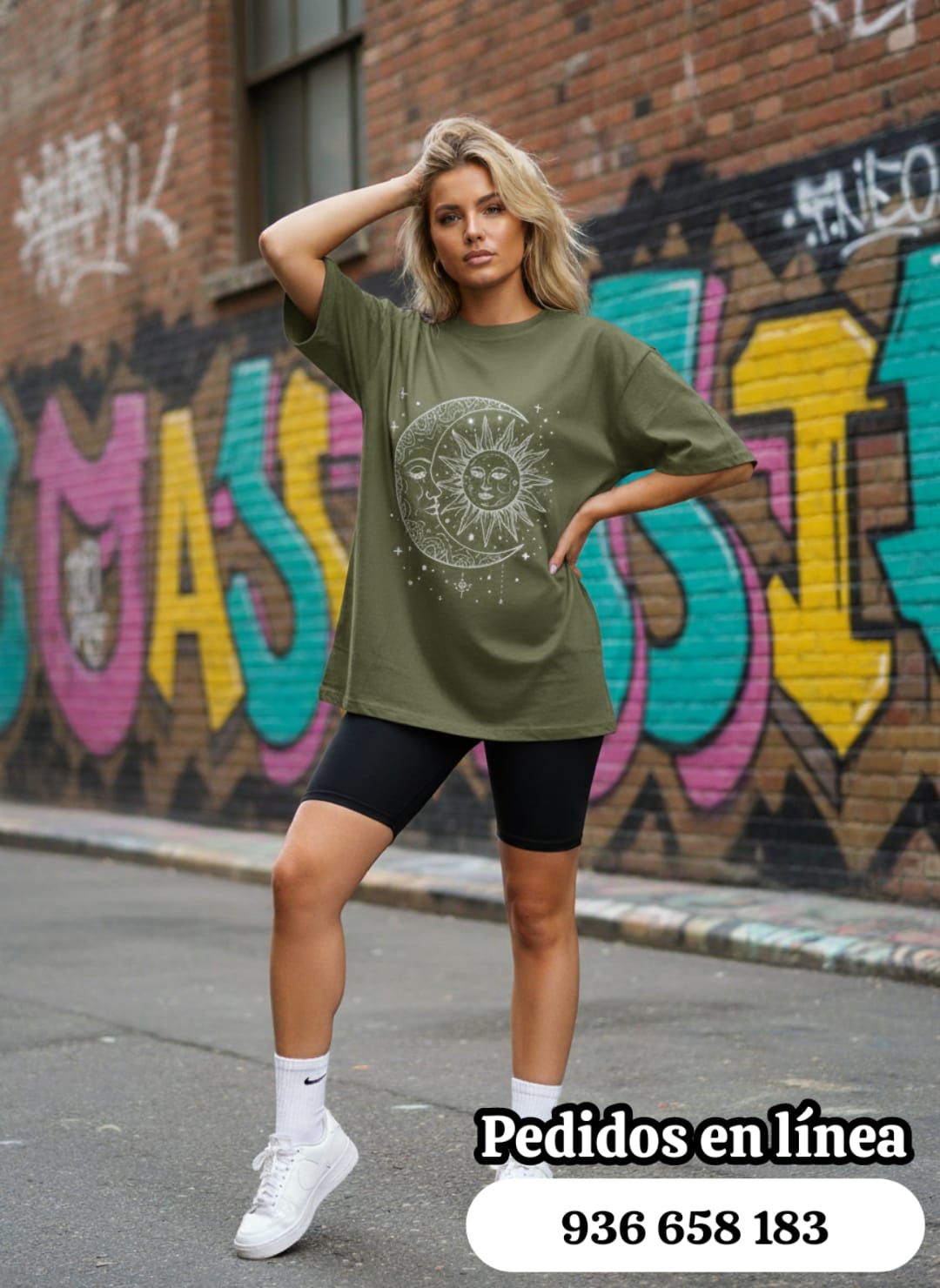 Camiseta oversize verde oliva con estampado solar y lunar