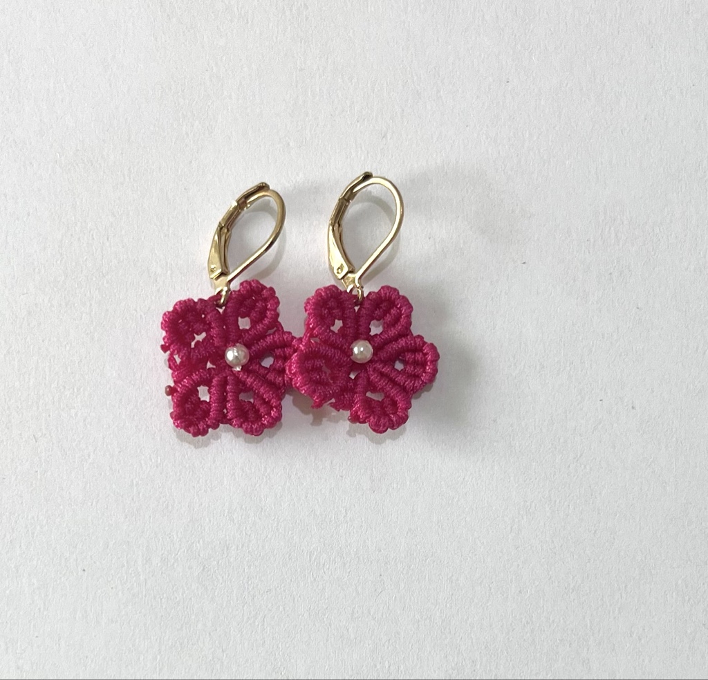 Arete flor pequeña rosa oscuro