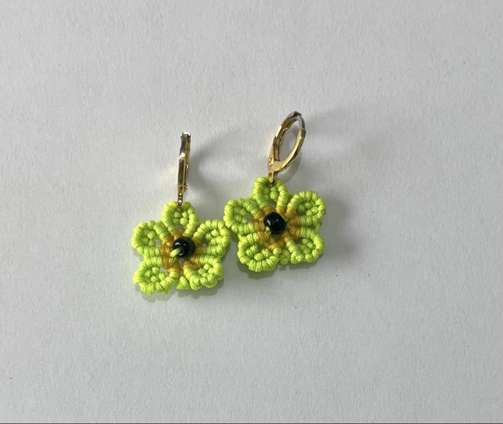 Arete flor pequeña verde neón amarillo
