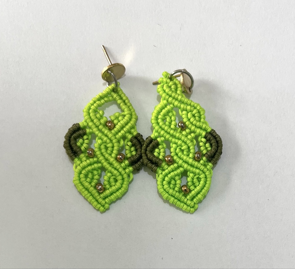 Arete Indu verde neón y oscuro
