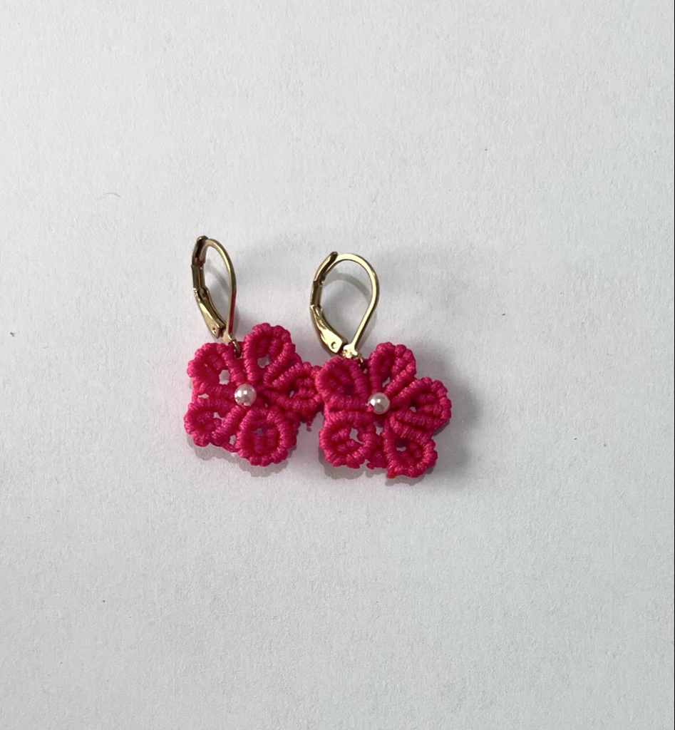 Arete flor pequeña fuscia