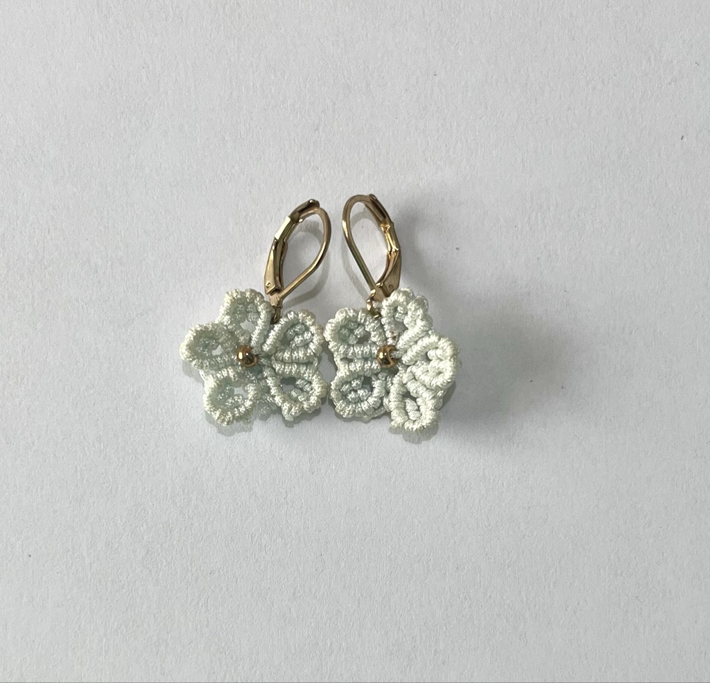 Arete flor pequeña azul cielo