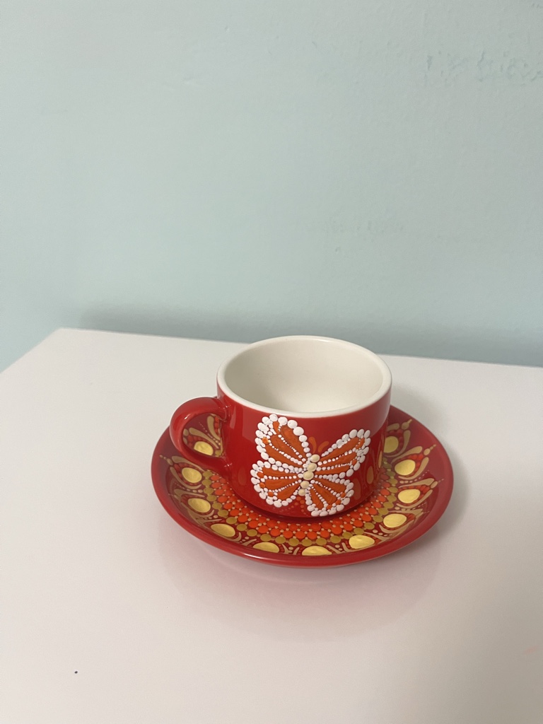 Taza roja mariposa