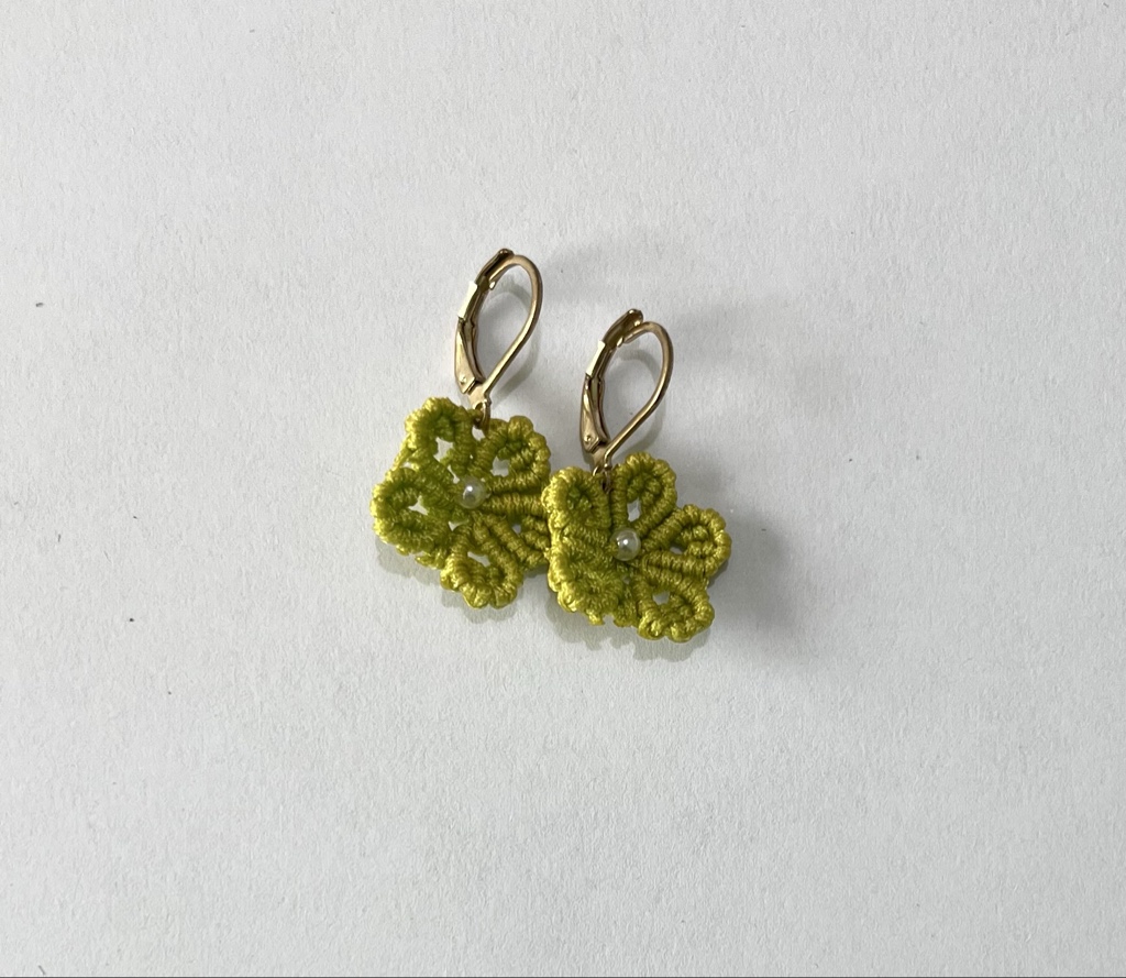 Arete flor pequeña verde manzana
