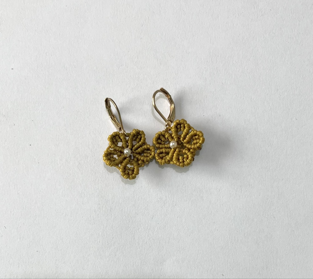 Arete flor pequeña verde olivo