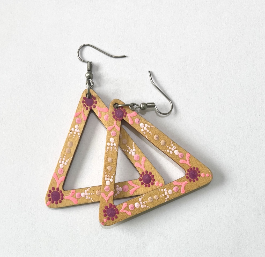 Arete triangular rosa claro
