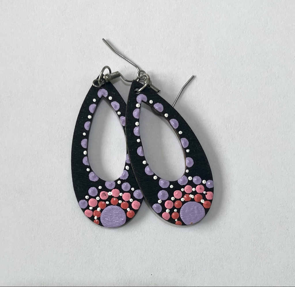 Arete ovalado fino morado