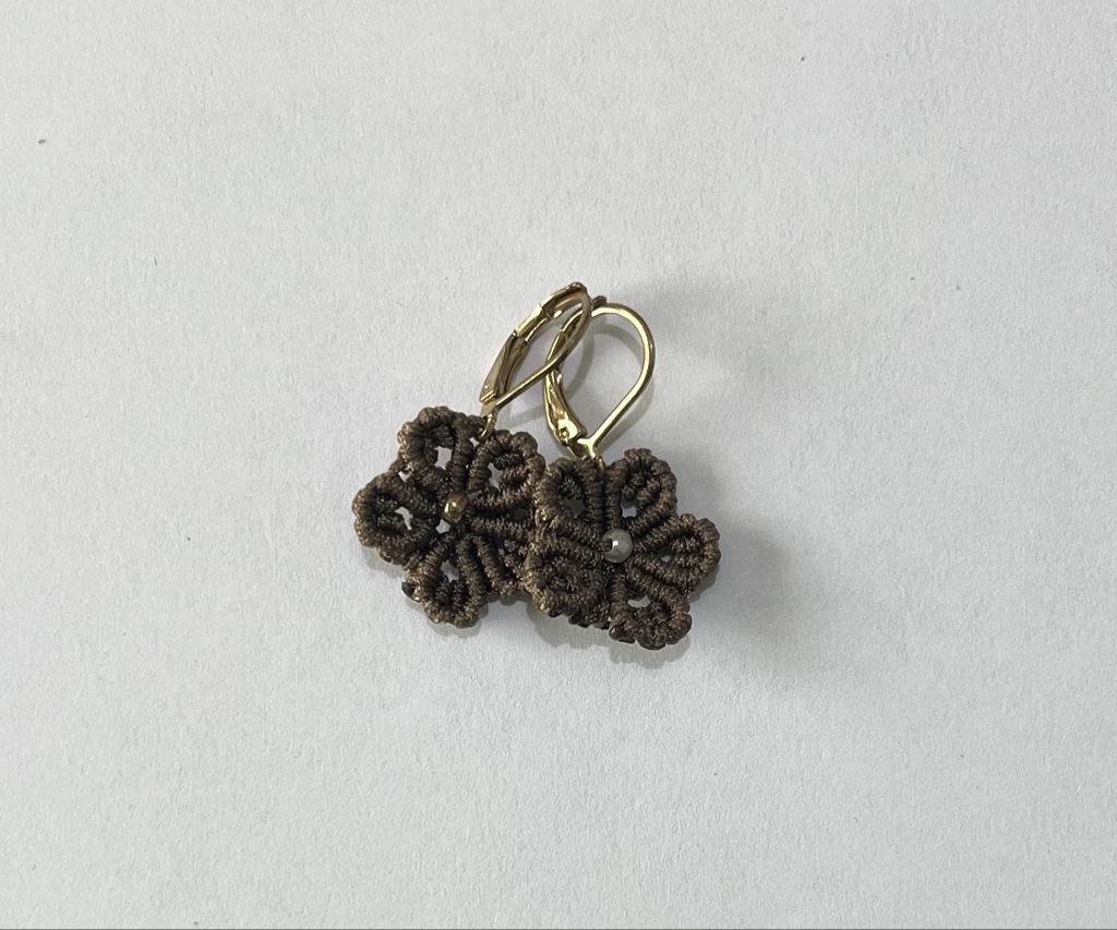 Arete flor pequeña marrón