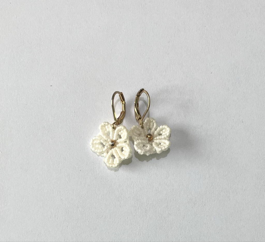 Arete flor pequeña blanco