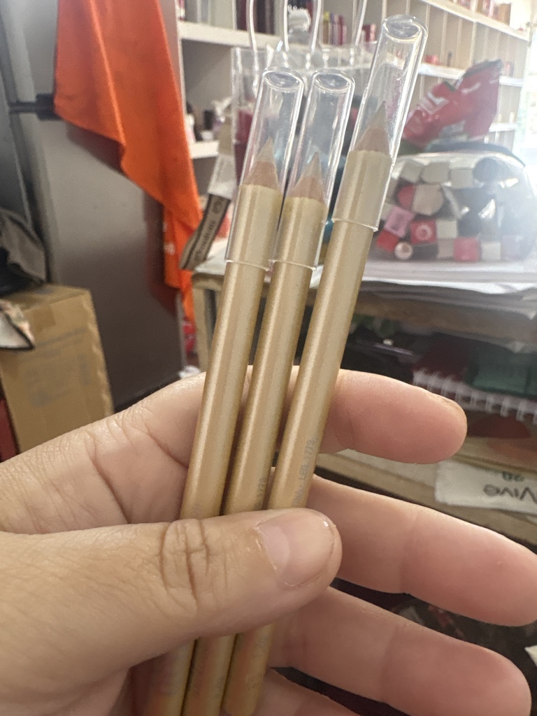 Delineador dorado de ojo Avon care