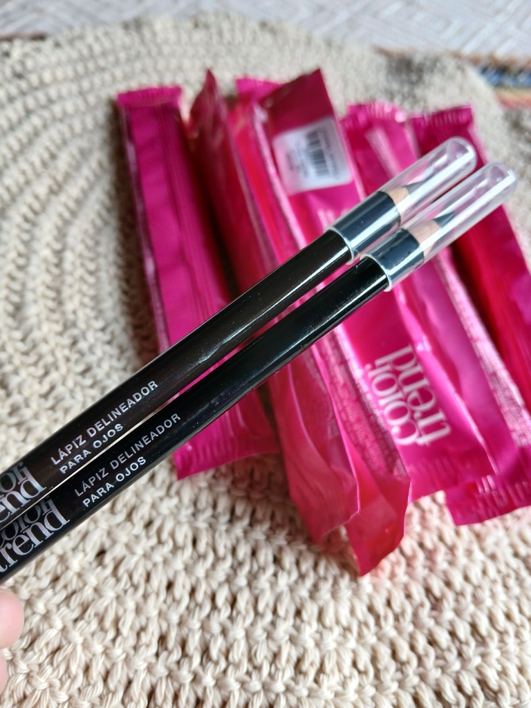 Delineador negro  y azul Avon care