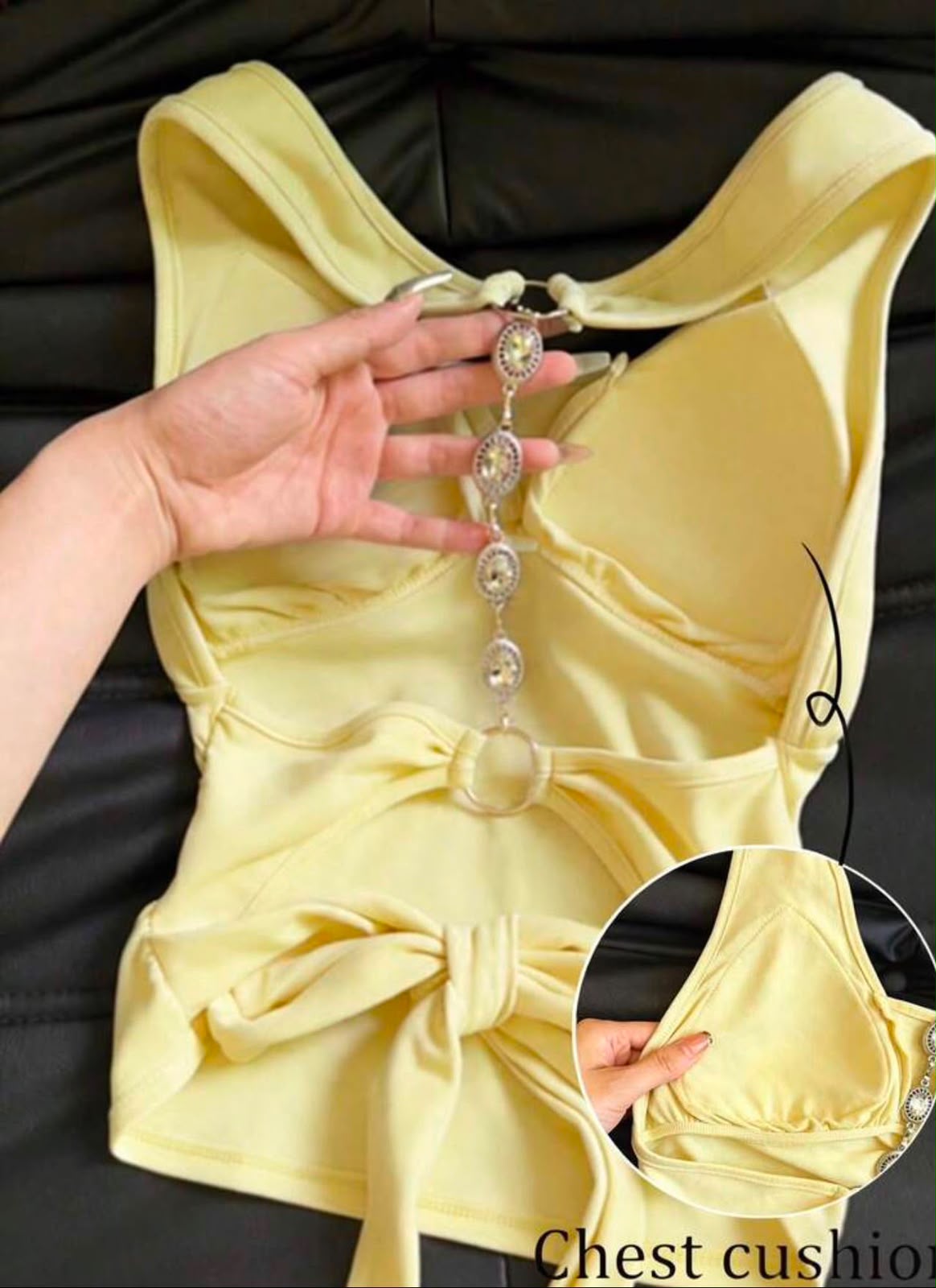Top amarillo con tirantes y broche frontal