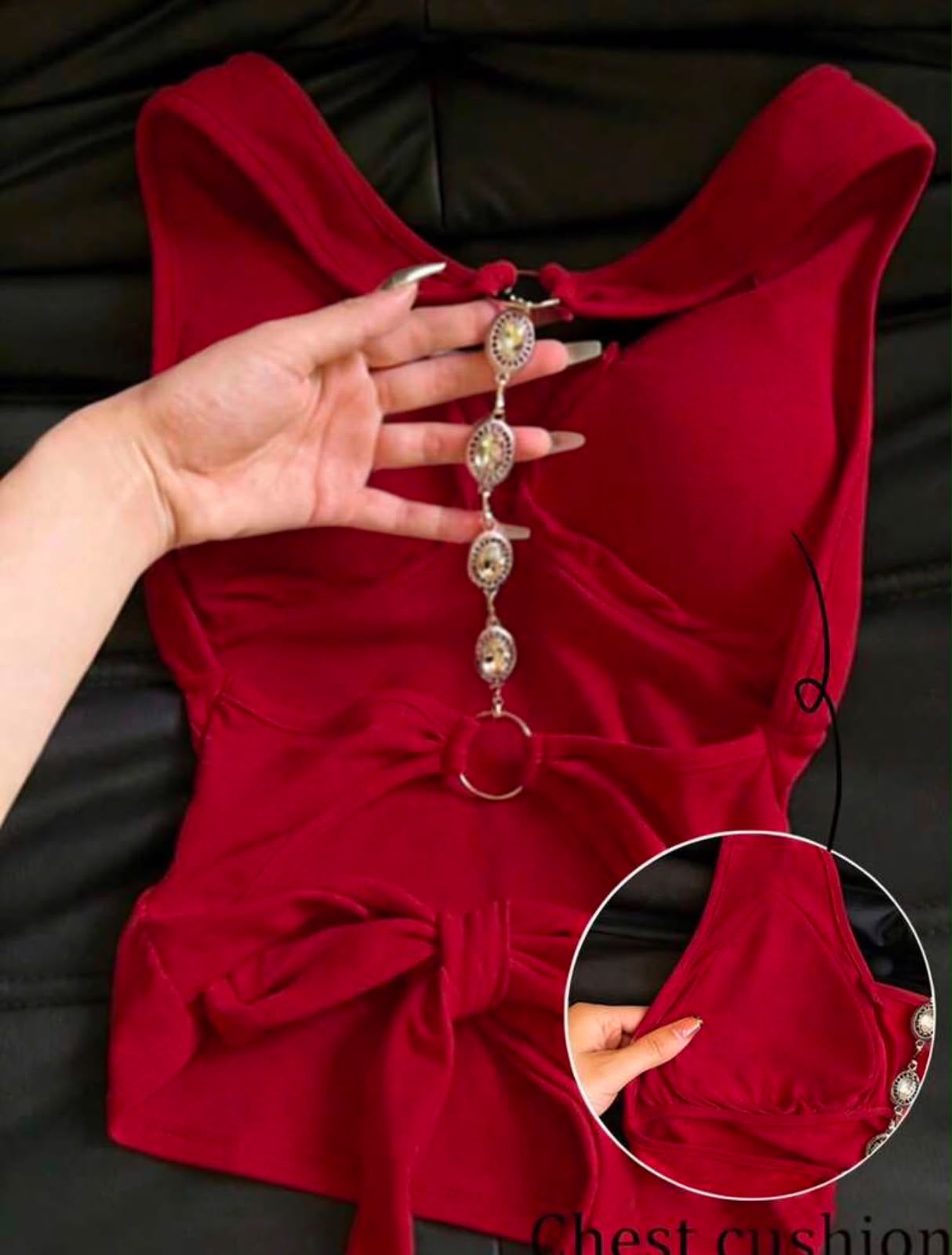 Vestido rojo con detalle decorativo
