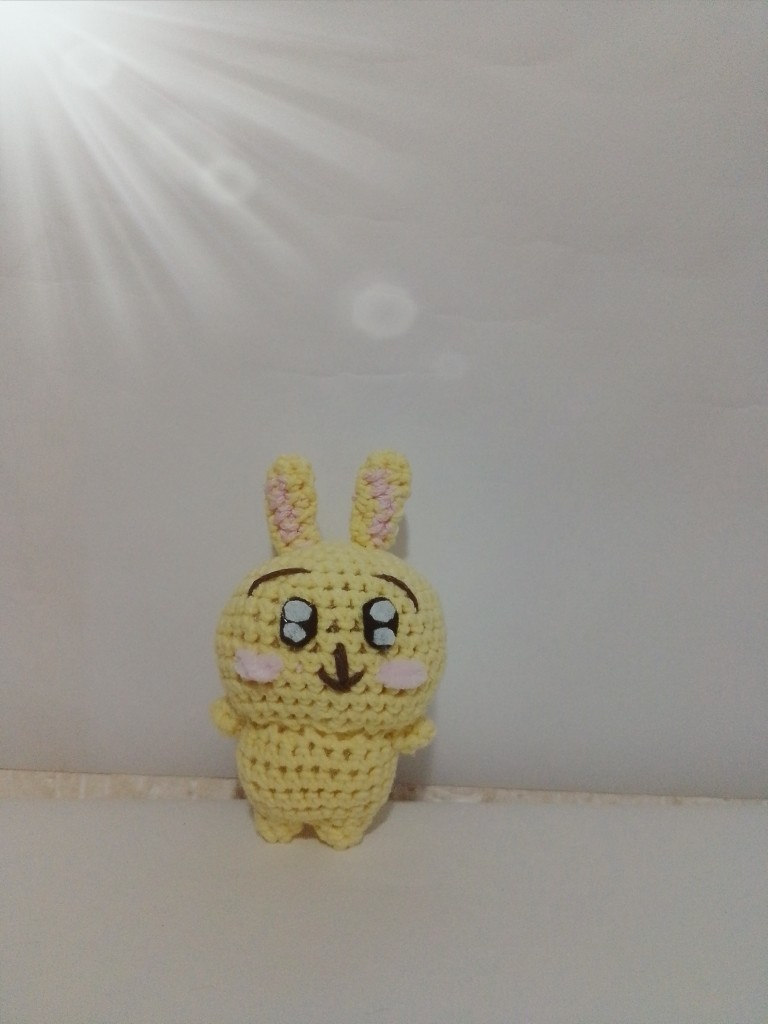 Conejo tejido amarillo