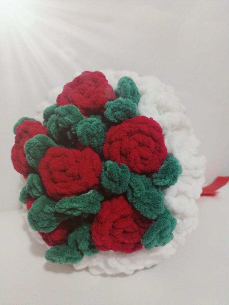 Ramo tejido rojo y verde a crochet