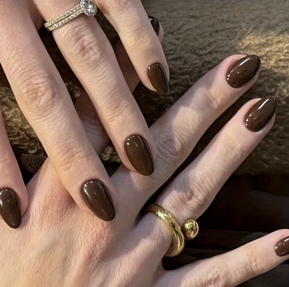 24. Uñas postizas marrones G.