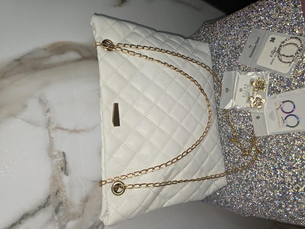 Bolso acolchado blanco cadena dorada