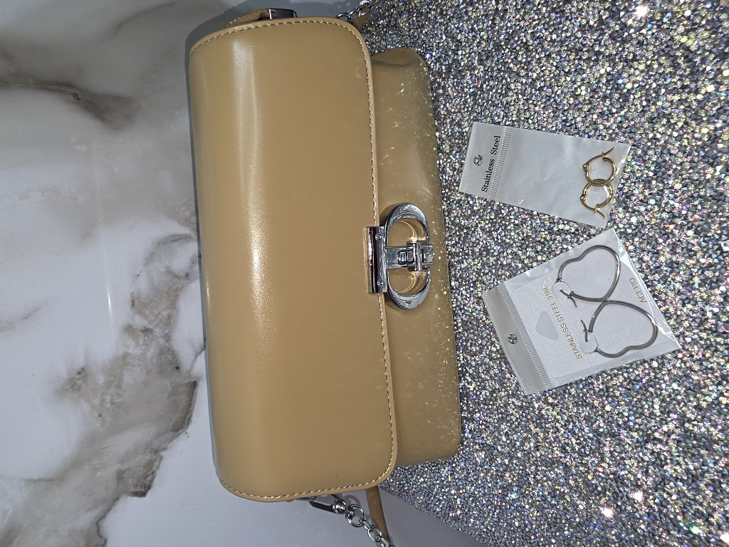 Bolso beige con cadena