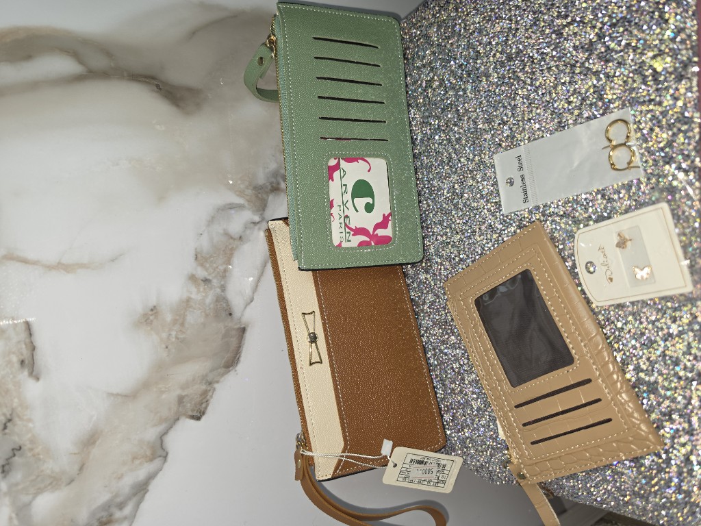Cartera verde con ranuras