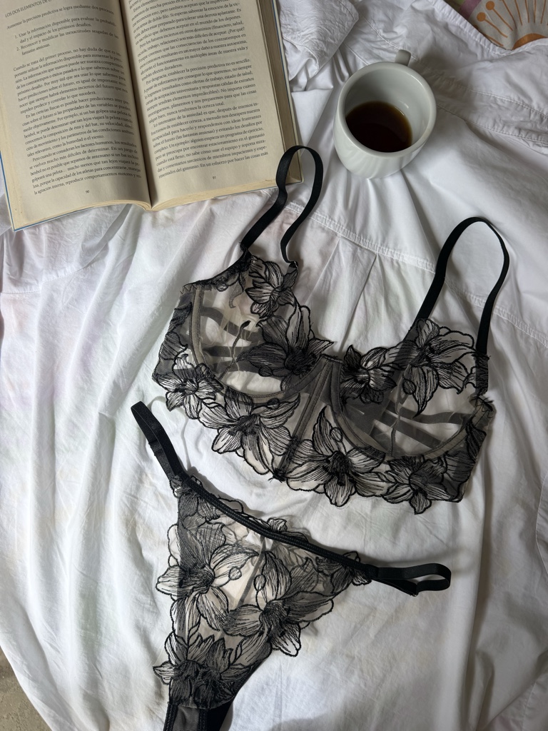 Noir Bloom