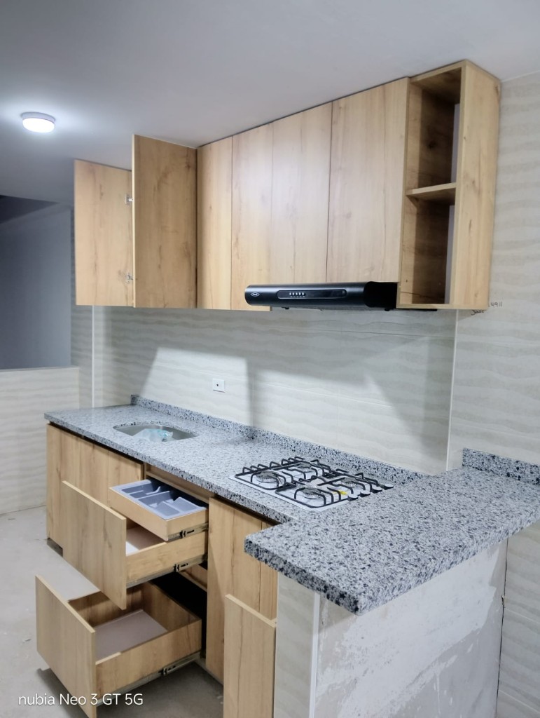Cocina integral 2.40 con barra sobre muro 1.20