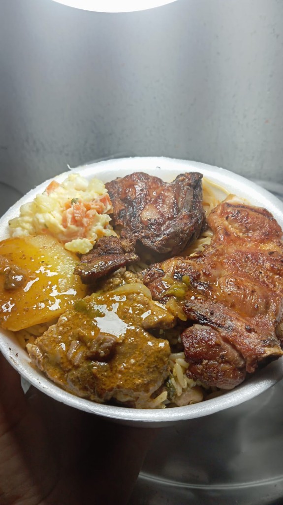 Quentinha com 3 opções de carne