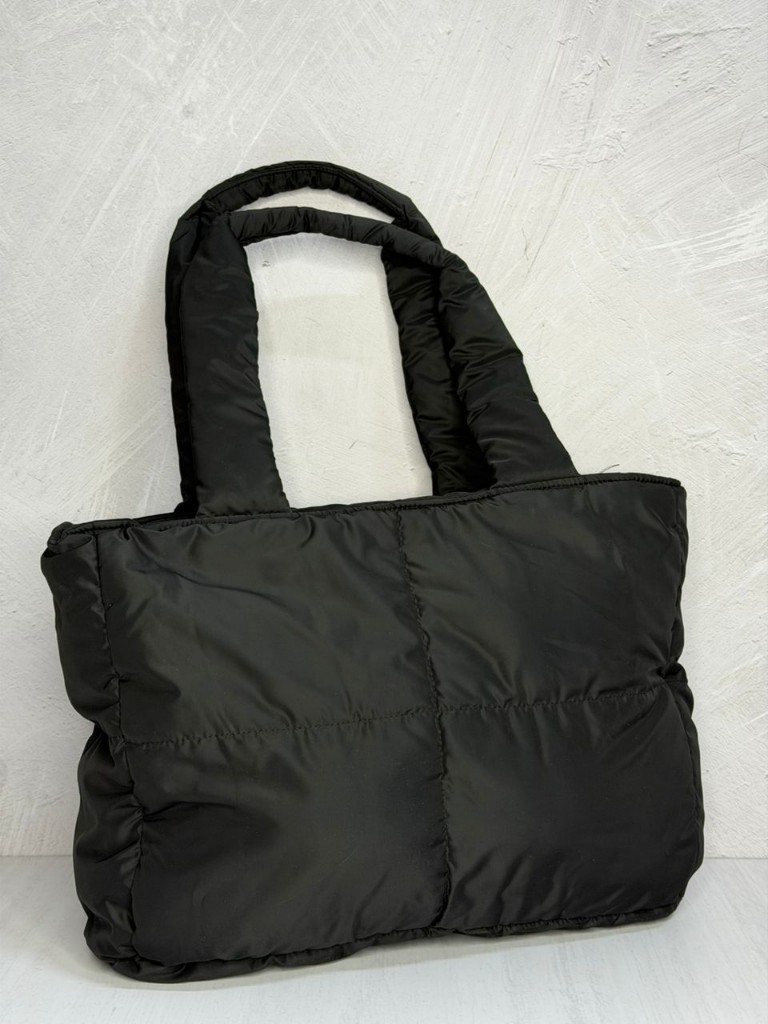 Cartera negra acolchada